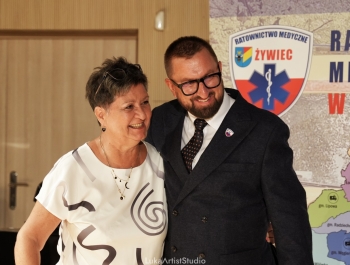 „Za nami niezwykły jubileusz – 75 lat działalności Pogotowia Ratunkowego w Żywcu. To historia wielu pokoleń ratowników, lekarzy, pielęgniarek i wszystkich, którzy każdego dnia byli gotowi nieść pomoc. Zdjęcia pozostaną piękną pamiątką, a my patrzymy z nadzieją w przyszłość – do kolejnych jubileuszy!” - zdjęcie91