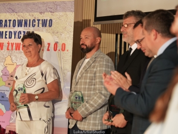 „Za nami niezwykły jubileusz – 75 lat działalności Pogotowia Ratunkowego w Żywcu. To historia wielu pokoleń ratowników, lekarzy, pielęgniarek i wszystkich, którzy każdego dnia byli gotowi nieść pomoc. Zdjęcia pozostaną piękną pamiątką, a my patrzymy z nadzieją w przyszłość – do kolejnych jubileuszy!” - zdjęcie90