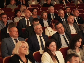 „Za nami niezwykły jubileusz – 75 lat działalności Pogotowia Ratunkowego w Żywcu. To historia wielu pokoleń ratowników, lekarzy, pielęgniarek i wszystkich, którzy każdego dnia byli gotowi nieść pomoc. Zdjęcia pozostaną piękną pamiątką, a my patrzymy z nadzieją w przyszłość – do kolejnych jubileuszy!” - zdjęcie81