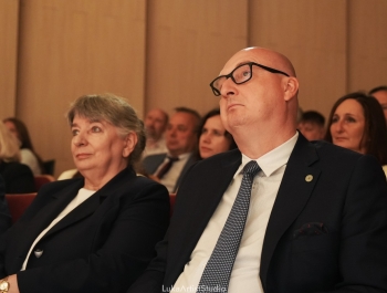 „Za nami niezwykły jubileusz – 75 lat działalności Pogotowia Ratunkowego w Żywcu. To historia wielu pokoleń ratowników, lekarzy, pielęgniarek i wszystkich, którzy każdego dnia byli gotowi nieść pomoc. Zdjęcia pozostaną piękną pamiątką, a my patrzymy z nadzieją w przyszłość – do kolejnych jubileuszy!” - zdjęcie79