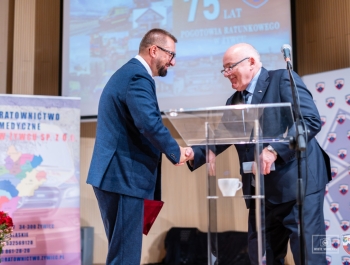 „Za nami niezwykły jubileusz – 75 lat działalności Pogotowia Ratunkowego w Żywcu. To historia wielu pokoleń ratowników, lekarzy, pielęgniarek i wszystkich, którzy każdego dnia byli gotowi nieść pomoc. Zdjęcia pozostaną piękną pamiątką, a my patrzymy z nadzieją w przyszłość – do kolejnych jubileuszy!” - zdjęcie34