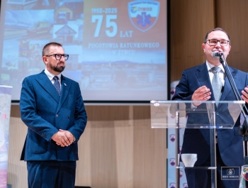 „Za nami niezwykły jubileusz – 75 lat działalności Pogotowia Ratunkowego w Żywcu. To historia wielu pokoleń ratowników, lekarzy, pielęgniarek i wszystkich, którzy każdego dnia byli gotowi nieść pomoc. Zdjęcia pozostaną piękną pamiątką, a my patrzymy z nadzieją w przyszłość – do kolejnych jubileuszy!” - zdjęcie38