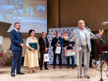 „Za nami niezwykły jubileusz – 75 lat działalności Pogotowia Ratunkowego w Żywcu. To historia wielu pokoleń ratowników, lekarzy, pielęgniarek i wszystkich, którzy każdego dnia byli gotowi nieść pomoc. Zdjęcia pozostaną piękną pamiątką, a my patrzymy z nadzieją w przyszłość – do kolejnych jubileuszy!” - zdjęcie43