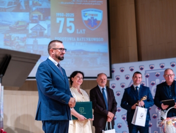 „Za nami niezwykły jubileusz – 75 lat działalności Pogotowia Ratunkowego w Żywcu. To historia wielu pokoleń ratowników, lekarzy, pielęgniarek i wszystkich, którzy każdego dnia byli gotowi nieść pomoc. Zdjęcia pozostaną piękną pamiątką, a my patrzymy z nadzieją w przyszłość – do kolejnych jubileuszy!” - zdjęcie45