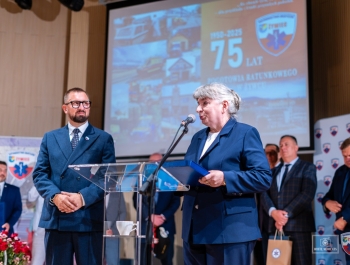 „Za nami niezwykły jubileusz – 75 lat działalności Pogotowia Ratunkowego w Żywcu. To historia wielu pokoleń ratowników, lekarzy, pielęgniarek i wszystkich, którzy każdego dnia byli gotowi nieść pomoc. Zdjęcia pozostaną piękną pamiątką, a my patrzymy z nadzieją w przyszłość – do kolejnych jubileuszy!” - zdjęcie47