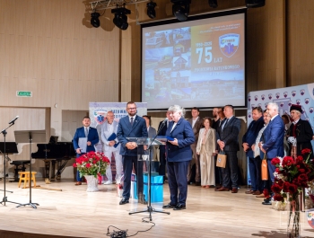 „Za nami niezwykły jubileusz – 75 lat działalności Pogotowia Ratunkowego w Żywcu. To historia wielu pokoleń ratowników, lekarzy, pielęgniarek i wszystkich, którzy każdego dnia byli gotowi nieść pomoc. Zdjęcia pozostaną piękną pamiątką, a my patrzymy z nadzieją w przyszłość – do kolejnych jubileuszy!” - zdjęcie48