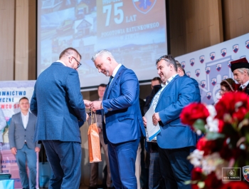 „Za nami niezwykły jubileusz – 75 lat działalności Pogotowia Ratunkowego w Żywcu. To historia wielu pokoleń ratowników, lekarzy, pielęgniarek i wszystkich, którzy każdego dnia byli gotowi nieść pomoc. Zdjęcia pozostaną piękną pamiątką, a my patrzymy z nadzieją w przyszłość – do kolejnych jubileuszy!” - zdjęcie49