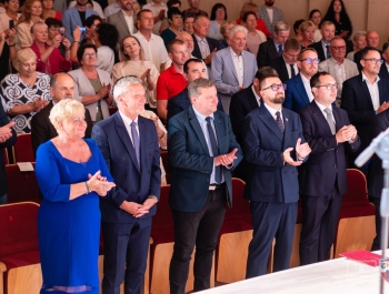 „Za nami niezwykły jubileusz – 75 lat działalności Pogotowia Ratunkowego w Żywcu. To historia wielu pokoleń ratowników, lekarzy, pielęgniarek i wszystkich, którzy każdego dnia byli gotowi nieść pomoc. Zdjęcia pozostaną piękną pamiątką, a my patrzymy z nadzieją w przyszłość – do kolejnych jubileuszy!” - zdjęcie58