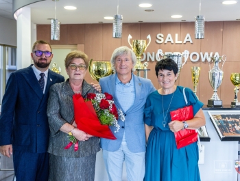 „Za nami niezwykły jubileusz – 75 lat działalności Pogotowia Ratunkowego w Żywcu. To historia wielu pokoleń ratowników, lekarzy, pielęgniarek i wszystkich, którzy każdego dnia byli gotowi nieść pomoc. Zdjęcia pozostaną piękną pamiątką, a my patrzymy z nadzieją w przyszłość – do kolejnych jubileuszy!” - zdjęcie61