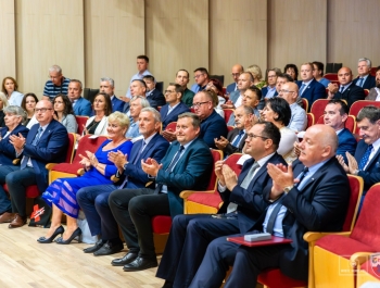 „Za nami niezwykły jubileusz – 75 lat działalności Pogotowia Ratunkowego w Żywcu. To historia wielu pokoleń ratowników, lekarzy, pielęgniarek i wszystkich, którzy każdego dnia byli gotowi nieść pomoc. Zdjęcia pozostaną piękną pamiątką, a my patrzymy z nadzieją w przyszłość – do kolejnych jubileuszy!” - zdjęcie5