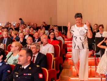 „Za nami niezwykły jubileusz – 75 lat działalności Pogotowia Ratunkowego w Żywcu. To historia wielu pokoleń ratowników, lekarzy, pielęgniarek i wszystkich, którzy każdego dnia byli gotowi nieść pomoc. Zdjęcia pozostaną piękną pamiątką, a my patrzymy z nadzieją w przyszłość – do kolejnych jubileuszy!” - zdjęcie13