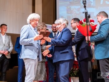„Za nami niezwykły jubileusz – 75 lat działalności Pogotowia Ratunkowego w Żywcu. To historia wielu pokoleń ratowników, lekarzy, pielęgniarek i wszystkich, którzy każdego dnia byli gotowi nieść pomoc. Zdjęcia pozostaną piękną pamiątką, a my patrzymy z nadzieją w przyszłość – do kolejnych jubileuszy!” - zdjęcie24